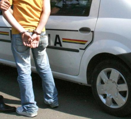 Un infractor care a crezut că SFIDEAZĂ legea, SĂLTAT de pe o schelă, din Mamaia Sat